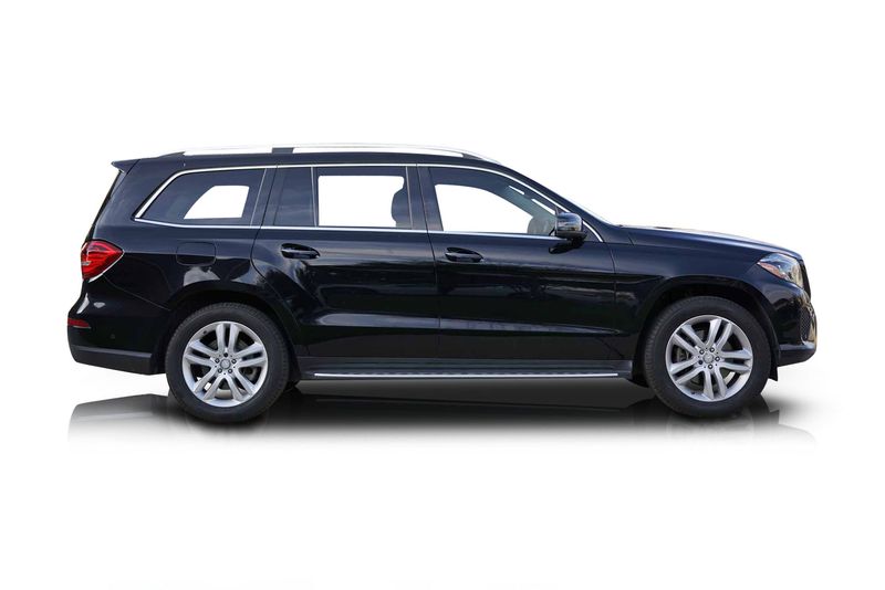 An incredible side shot photo of aMercedes-Benz GLS450 that you should buy.