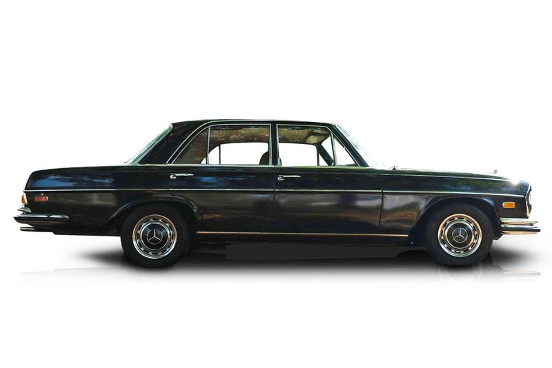 An incredible side shot photo of aMercedes-Benz 280SE that you should buy.