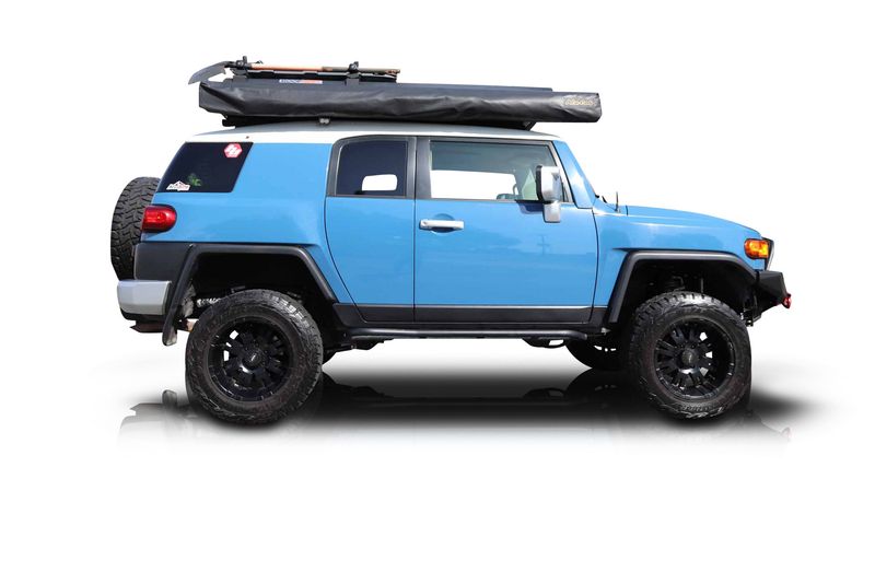 An incredible side shot photo of aToyota FJ Cruiser that you should buy.