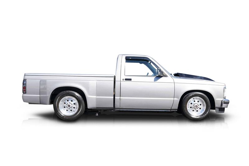 An incredible side shot photo of aGMC Sonoma that you should buy.