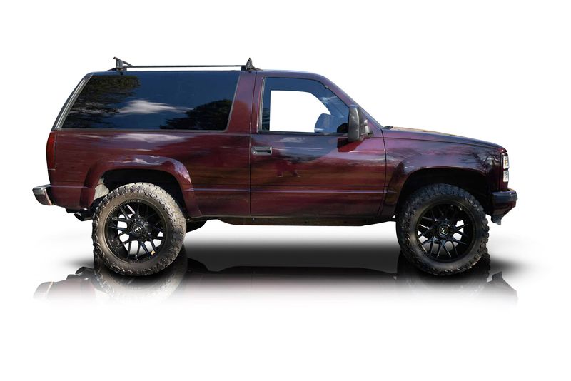 An incredible side shot photo of aGMC Yukon that you should buy.