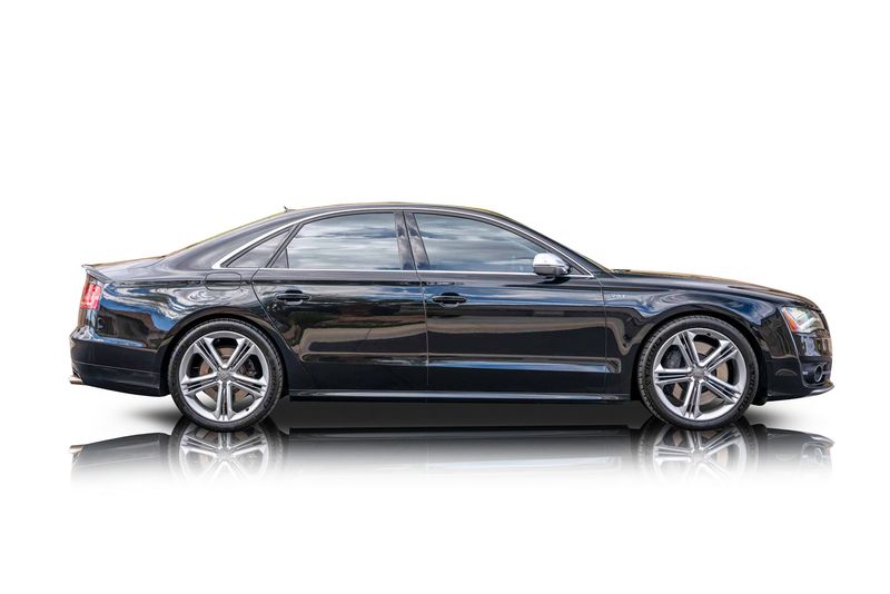 An incredible side shot photo of aAudi S8 that you should buy.