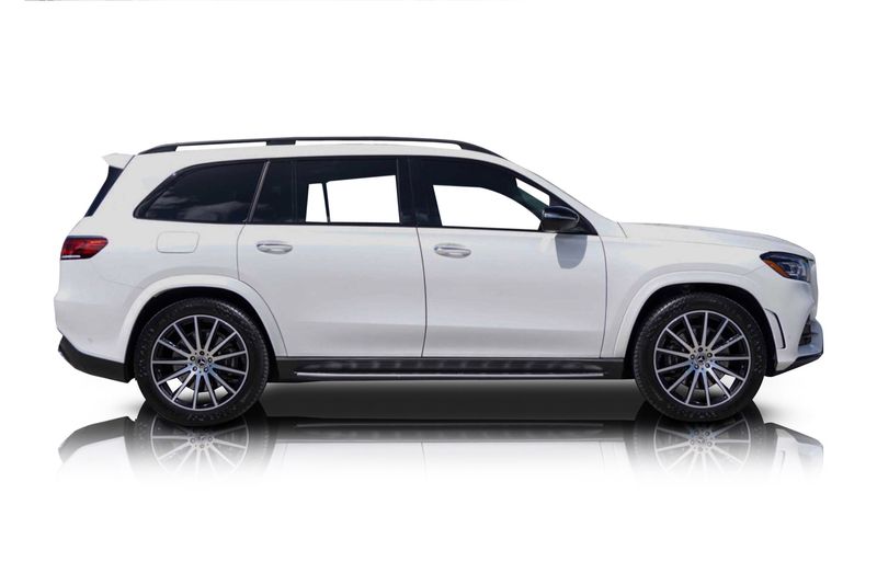 An incredible side shot photo of aMercedes-Benz GLS450 that you should buy.