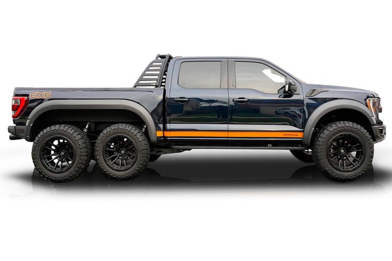 An incredible side shot photo of aFord F-150 that you should buy.