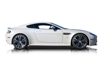 Passenger side photo of 2015 Aston Martin V12 Vantage