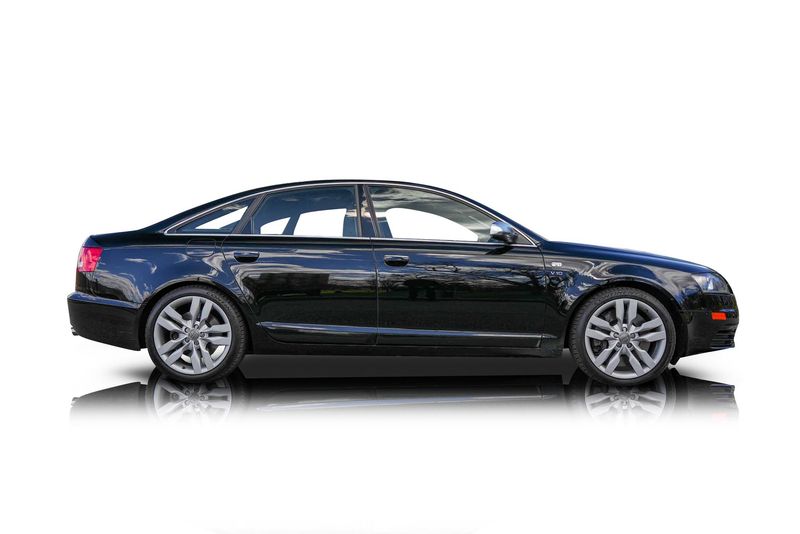 An incredible side shot photo of aAudi S6 that you should buy.