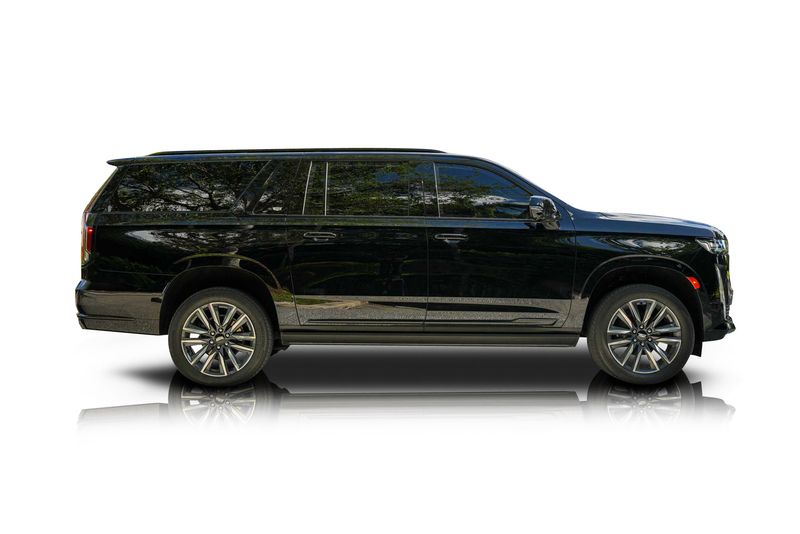 An incredible side shot photo of aCadillac Escalade that you should buy.