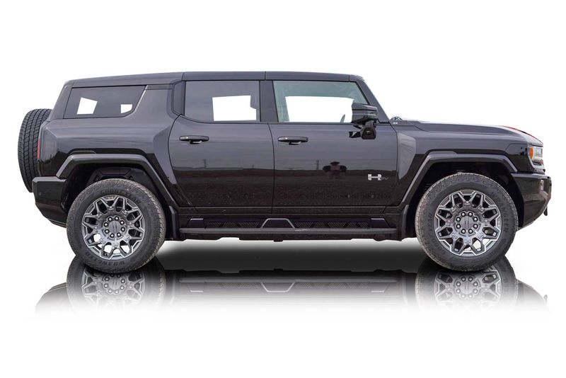 An incredible side shot photo of aGMC Hummer EV that you should buy.