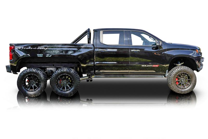 An incredible side shot photo of aChevrolet Silverado 1500 that you should buy.