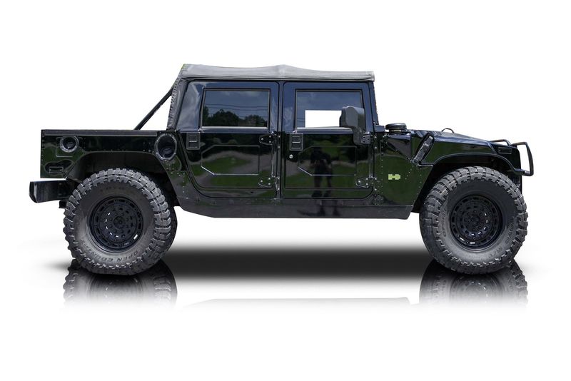 An incredible side shot photo of aHummer H1 that you should buy.