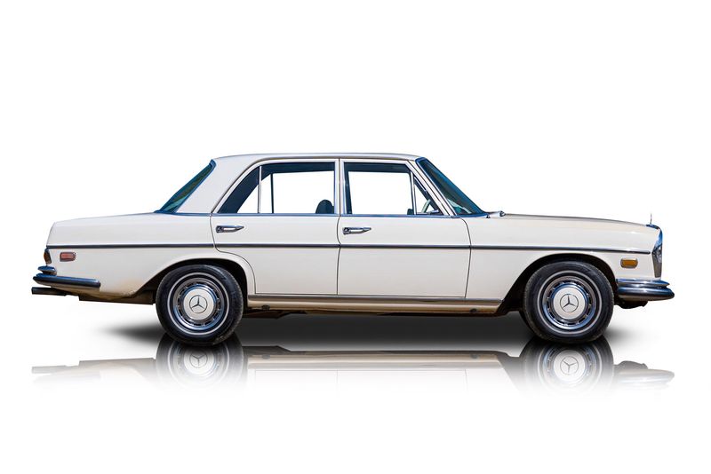 An incredible side shot photo of aMercedes-Benz 280SE that you should buy.
