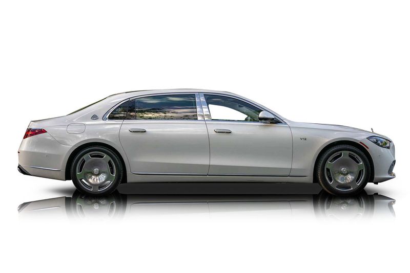 An incredible side shot photo of aMercedes-Benz Maybach S680 that you should buy.