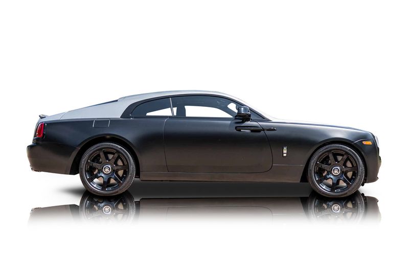 An incredible side shot photo of aRolls-Royce Wraith that you should buy.
