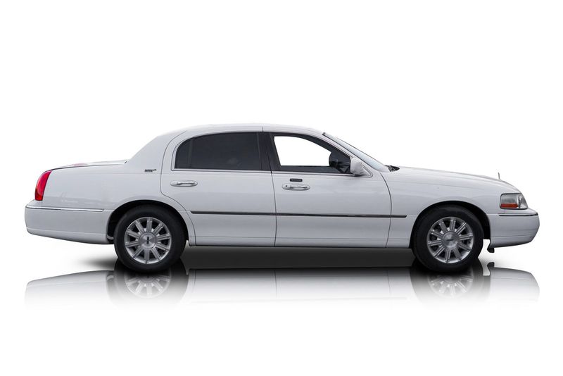 An incredible side shot photo of aLincoln Town Car that you should buy.