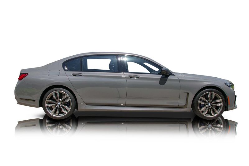 An incredible side shot photo of aBMW M760i xDrive that you should buy.