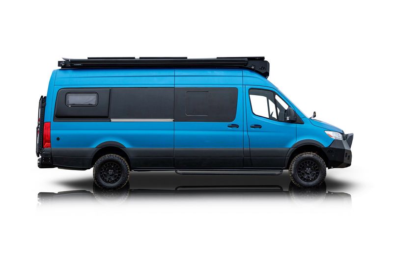 An incredible side shot photo of aMercedes-Benz Sprinter 2500 that you should buy.