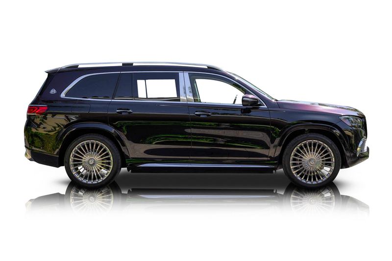 An incredible side shot photo of aMercedes-Benz Maybach GLS600 that you should buy.