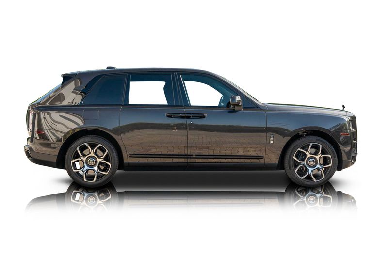 An incredible side shot photo of aRolls-Royce Cullinan that you should buy.