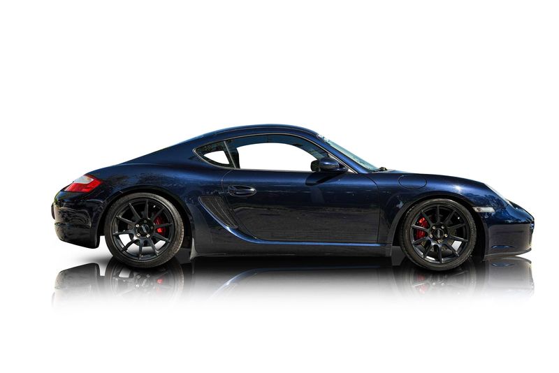 An incredible side shot photo of aPorsche Cayman that you should buy.
