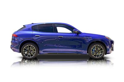 Passenger side photo of 2023 Maserati Grecale
