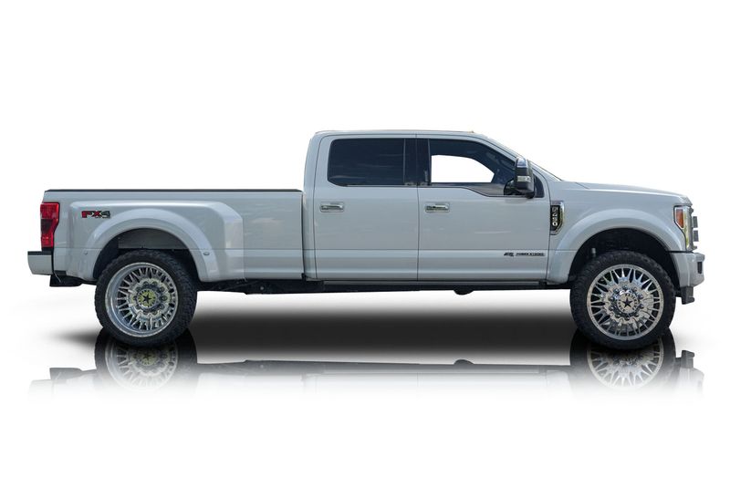 An incredible side shot photo of aFord F-450 that you should buy.