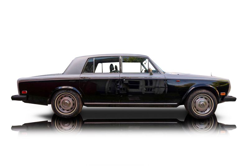 An incredible side shot photo of aRolls-Royce Silver Shadow that you should buy.