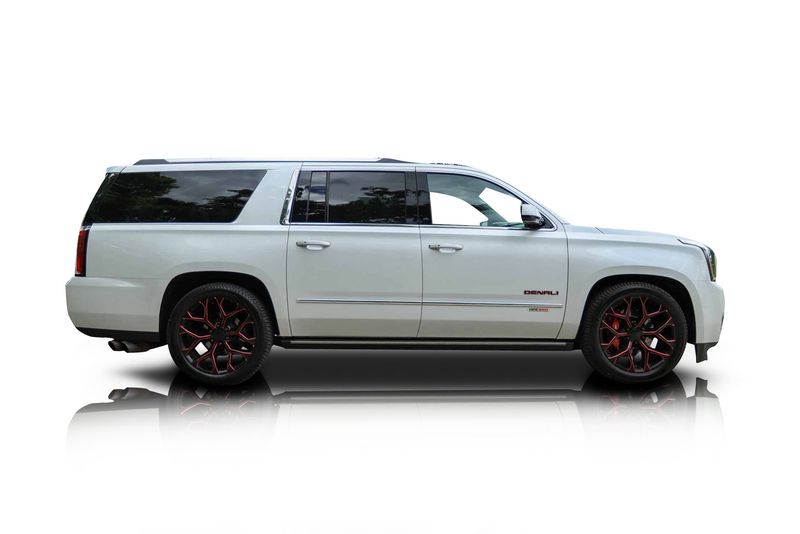 An incredible side shot photo of aGMC Yukon that you should buy.