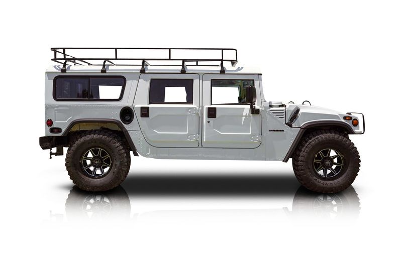 An incredible side shot photo of aHummer H1 that you should buy.
