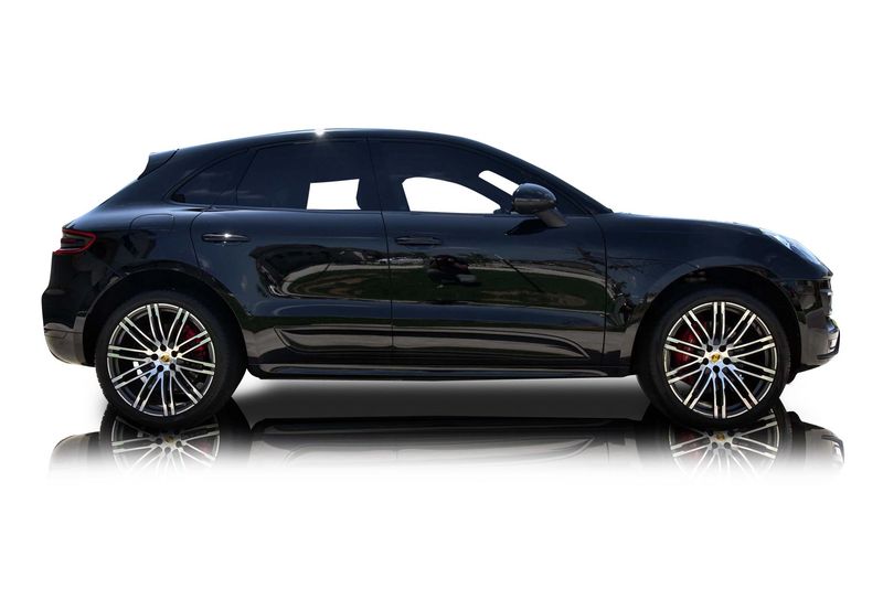 An incredible side shot photo of aPorsche Macan that you should buy.