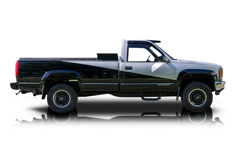 An incredible side shot photo of aGMC Sierra 2500 that you should buy.