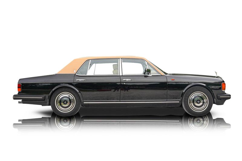 An incredible side shot photo of aRolls-Royce Silver Spur that you should buy.