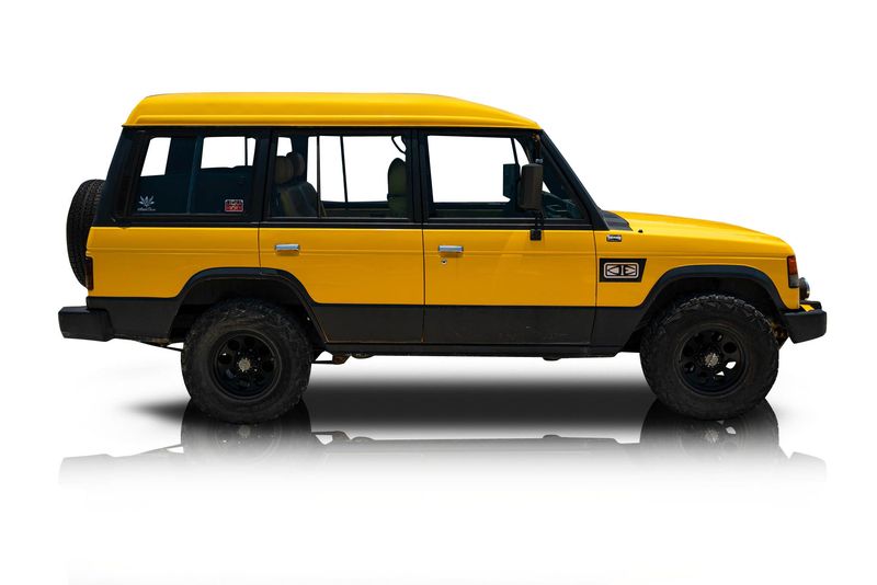 An incredible side shot photo of aHyundai Galloper that you should buy.