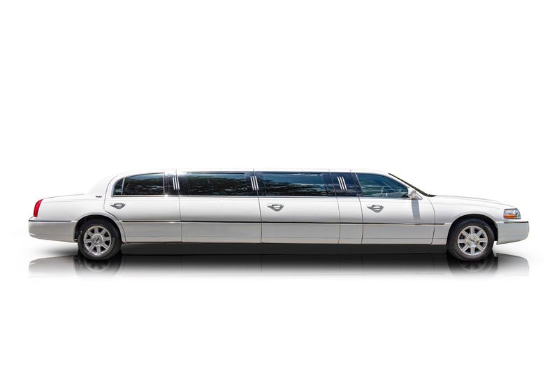 An incredible side shot photo of aLincoln Town Car that you should buy.