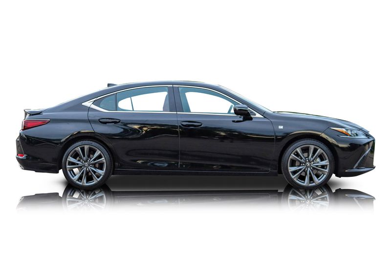 An incredible side shot photo of aLexus ES350 that you should buy.