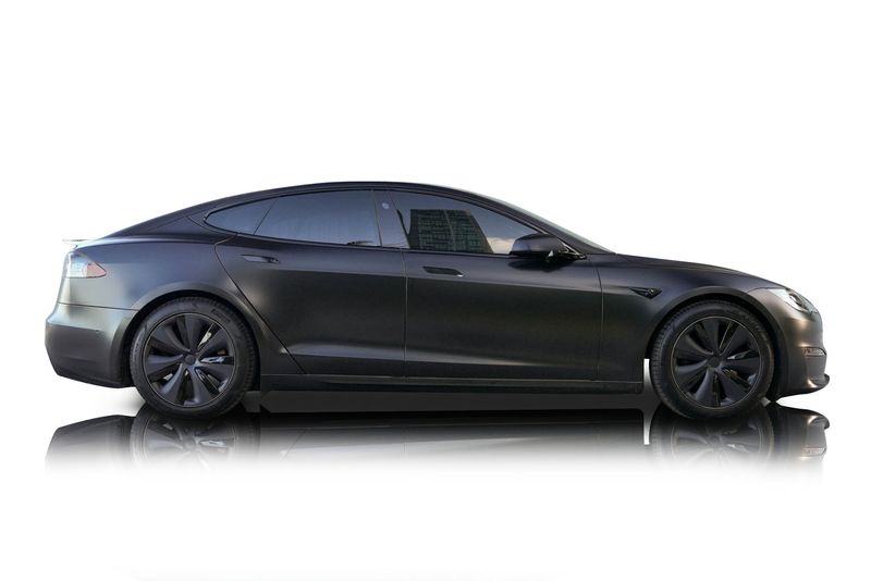 An incredible side shot photo of aTesla Model S that you should buy.