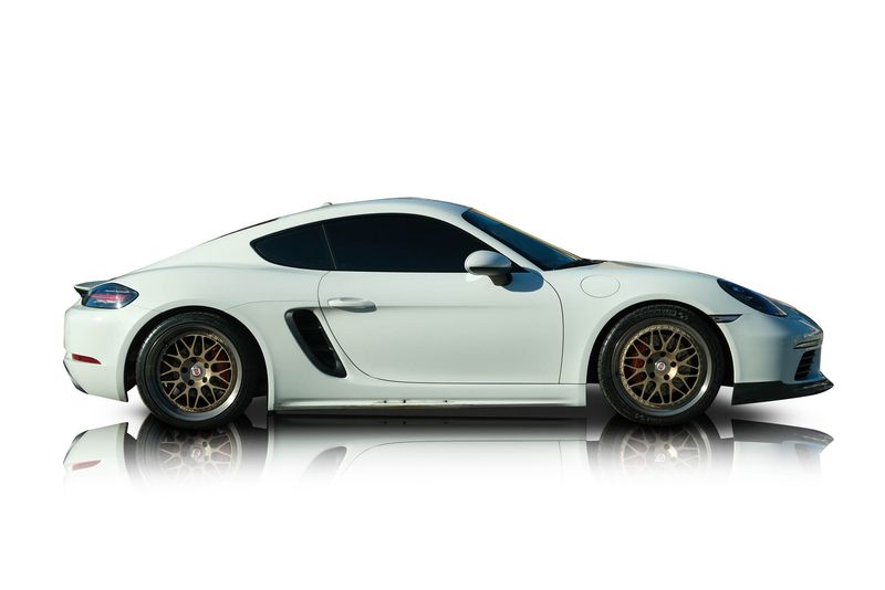An incredible side shot photo of aPorsche 718 Cayman that you should buy.
