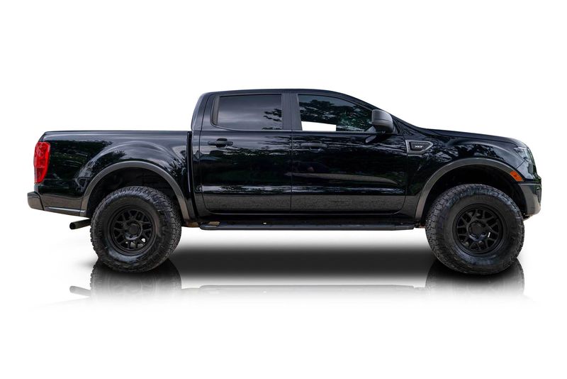 An incredible side shot photo of aFord Ranger that you should buy.