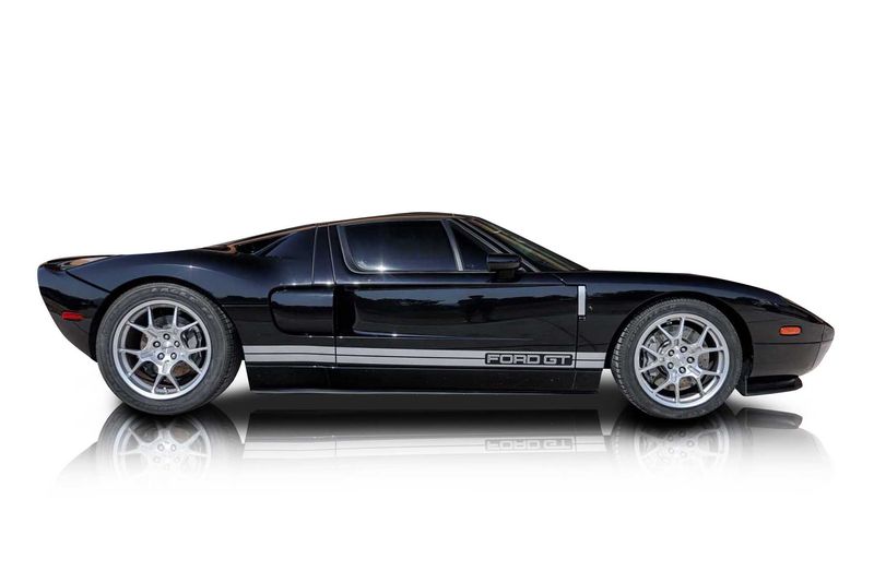 An incredible side shot photo of aFord GT that you should buy.