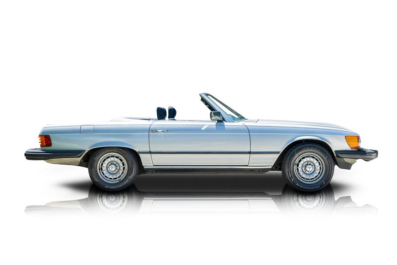 An incredible side shot photo of aMercedes-Benz 380SL that you should buy.