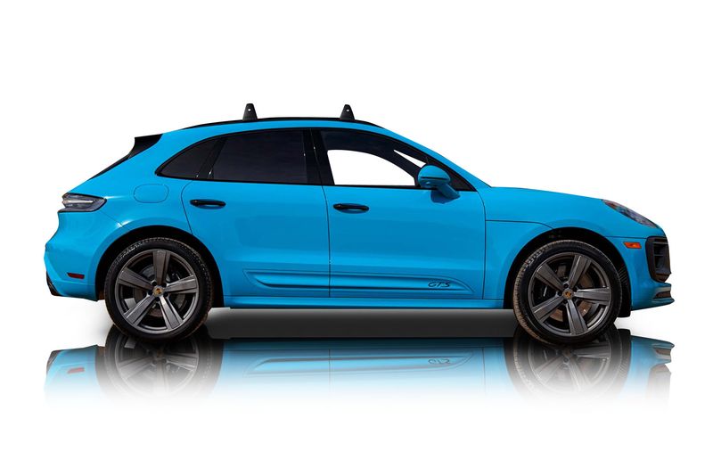 An incredible side shot photo of aPorsche Macan that you should buy.