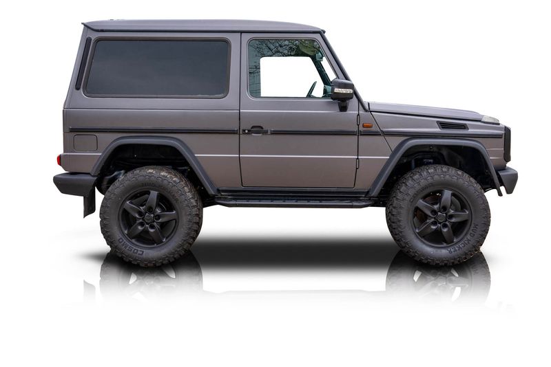An incredible side shot photo of aMercedes-Benz G320 that you should buy.