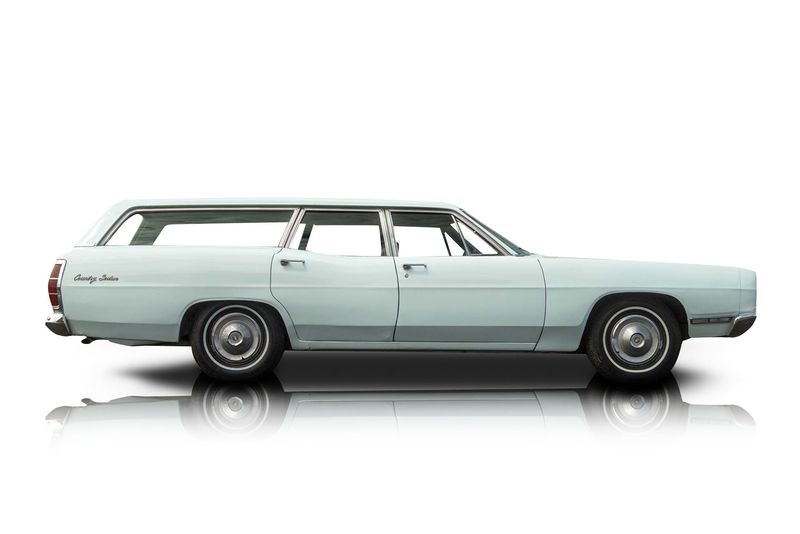 An incredible side shot photo of aFord Country Sedan that you should buy.