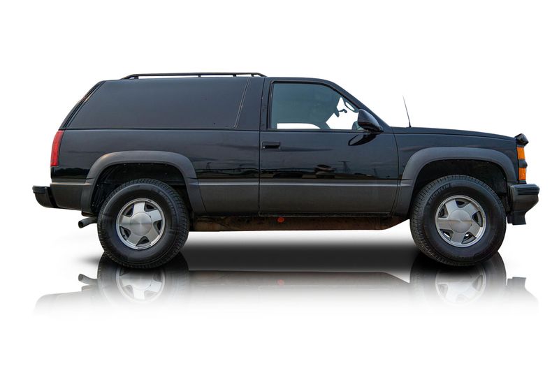 An incredible side shot photo of aChevrolet Tahoe that you should buy.