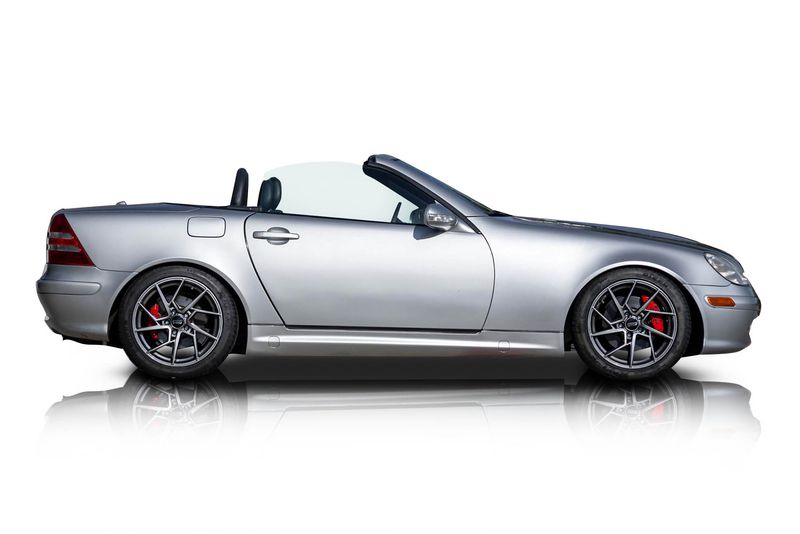 An incredible side shot photo of aMercedes-Benz SLK320 that you should buy.