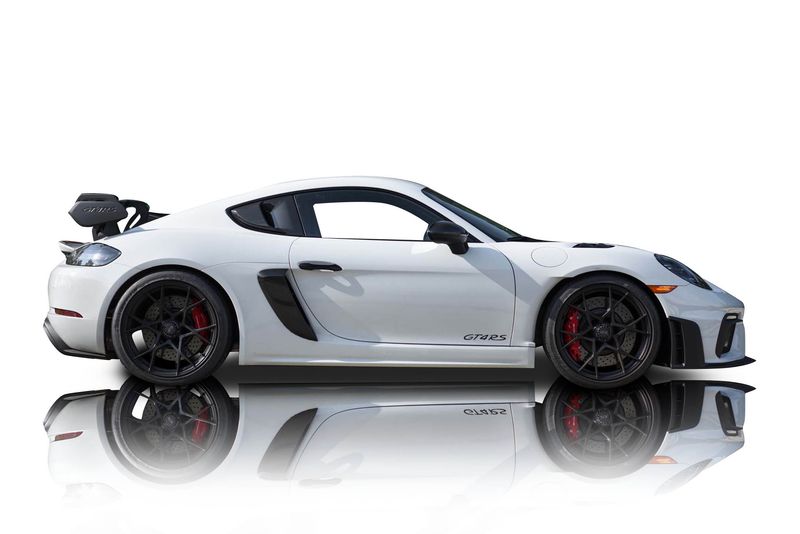 An incredible side shot photo of aPorsche 718 Cayman that you should buy.