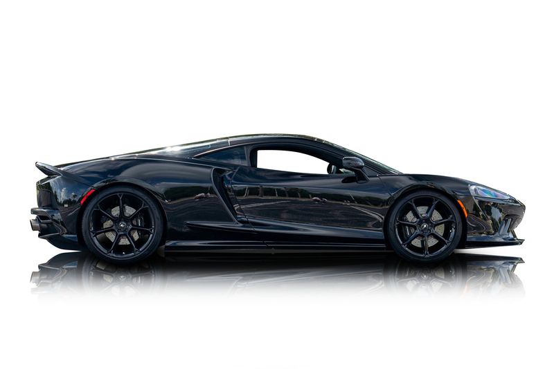 An incredible side shot photo of aMcLaren GT that you should buy.