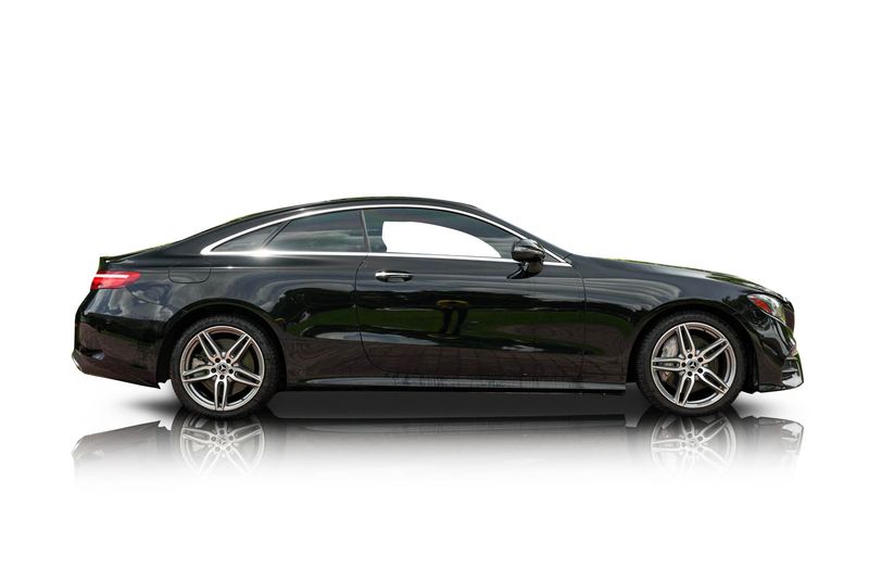 An incredible side shot photo of aMercedes-Benz E400 that you should buy.