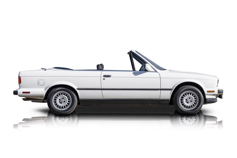 An incredible side shot photo of aBMW 325i that you should buy.