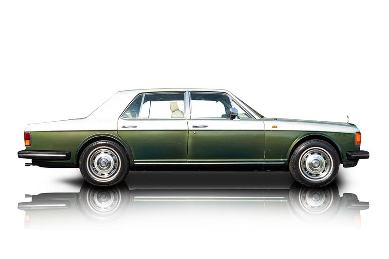 An incredible side shot photo of aRolls-Royce Silver Spirit that you should buy.