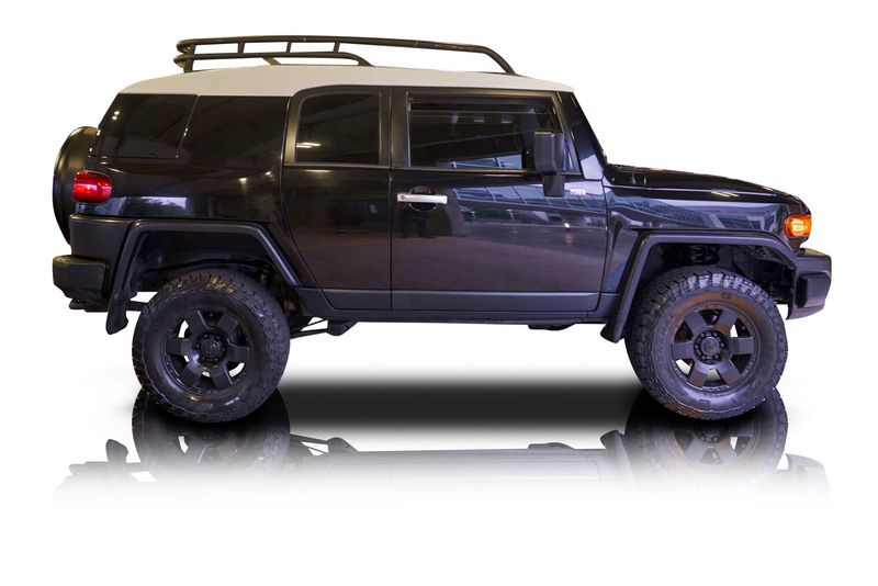 An incredible side shot photo of aToyota FJ Cruiser that you should buy.